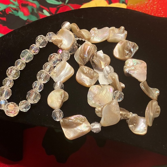 BRACELET FEATURING NATURAL IRIDESCENT SHELL BEADS / FACETED CRYSTAL GLASS BEADS - Picture 12 of 12